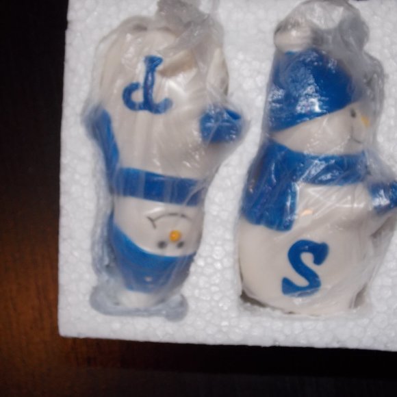 Happy Hugging Snowmen Salt And Pepper Shakers - Picture 8 of 8